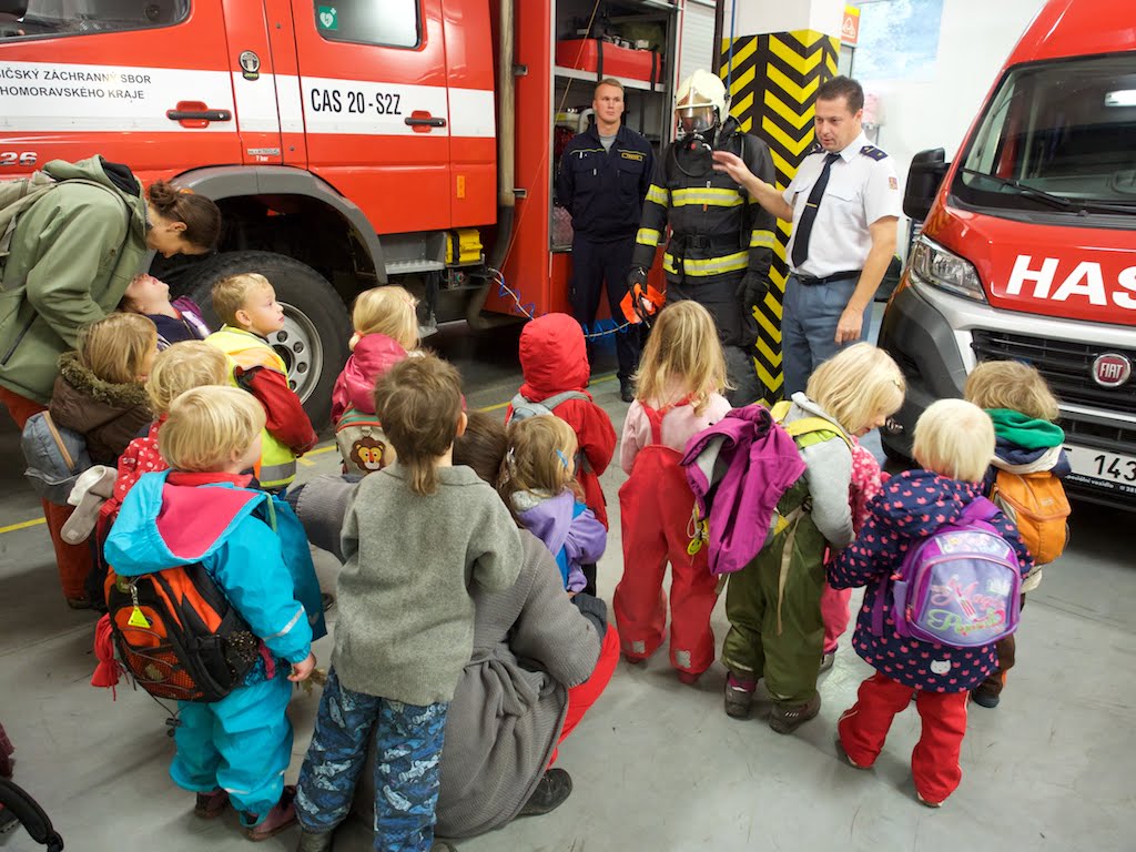 Děti z lesní školky Jelínek na návštěvě profesionální požární stanice v Kunštátě